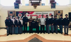 Penyerahan Seragam Oleh Ketua Yayasan Perjuangan 45 Kepada Kepala Sekolah SMA GEMA 45