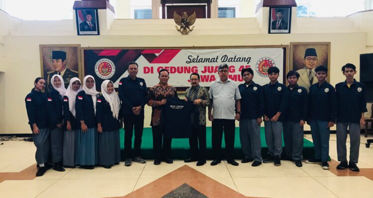 Penyerahan Seragam Oleh Ketua Yayasan Perjuangan 45 Kepada Kepala Sekolah SMA GEMA 45