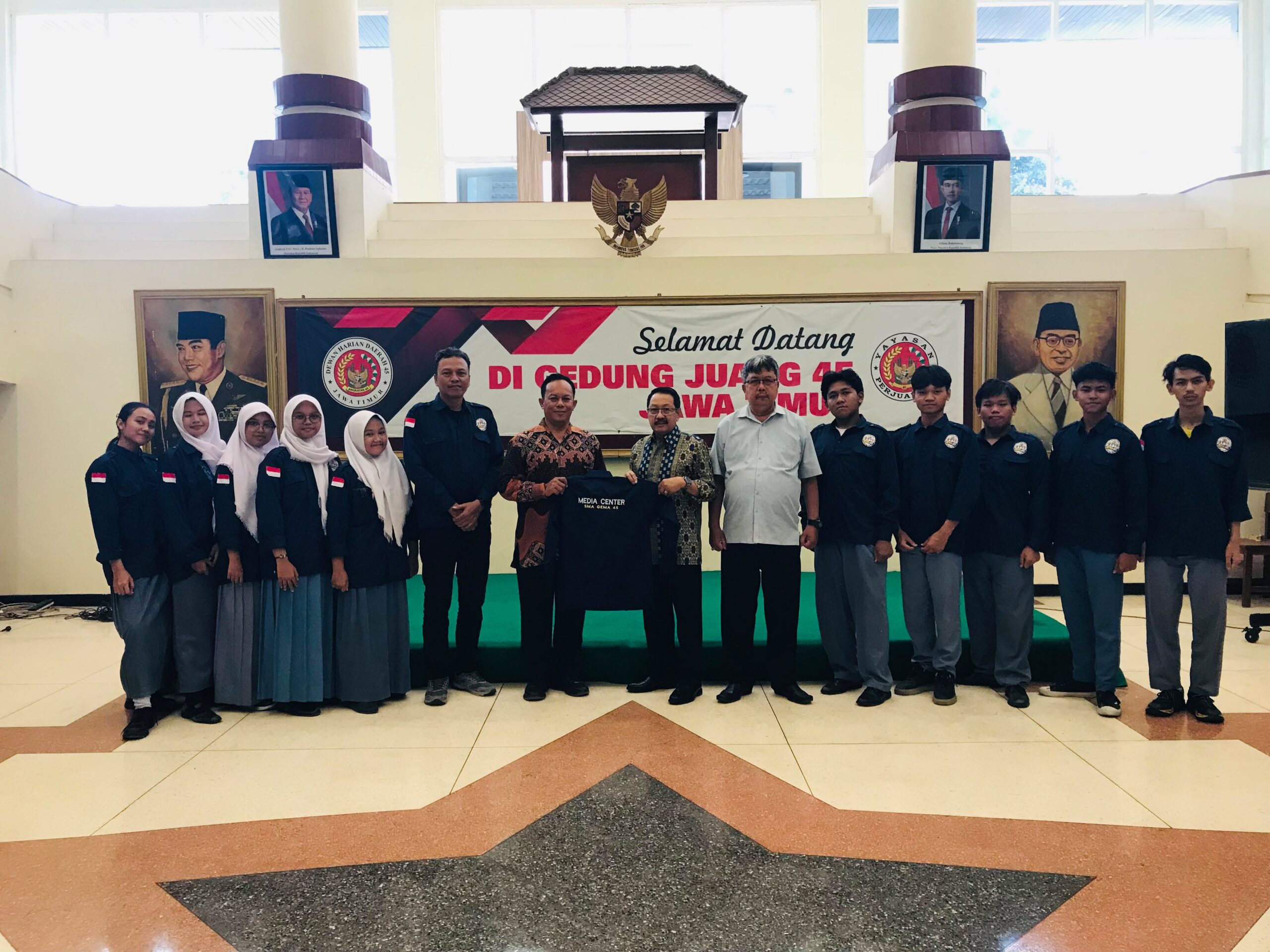Penyerahan Seragam Oleh Ketua Yayasan Perjuangan 45 Kepada Kepala Sekolah SMA GEMA 45