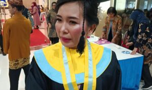 Wisuda Universitas 45 Surabaya, Tri Agustini Berharap Ilmu Perkuliahan Bermanfaat bagi Masyarakat Wisuda Universitas 45 Surabaya, Tri Agustini Berharap Ilmu Perkuliahan Bermanfaat bagi Masyarakat