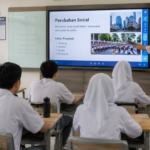 Belajar Menggunakan LCD Monitor Sangat Membantu Para Siswa