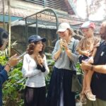 Wisatawan Chile Disambut oleh Team KABAR GEMA 45 Saat Di Kebun Binatang Surabaya