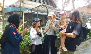 Wisatawan Chile Disambut oleh Team KABAR GEMA 45 Saat Di Kebun Binatang Surabaya
