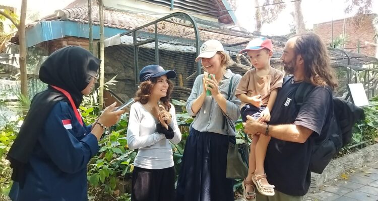 Wisatawan Chile Disambut oleh Team KABAR GEMA 45 Saat Di Kebun Binatang Surabaya