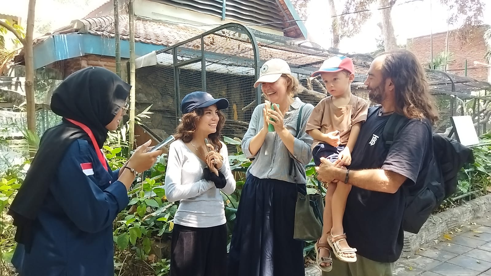 Wisatawan Chile Disambut oleh Team KABAR GEMA 45 Saat Di Kebun Binatang Surabaya