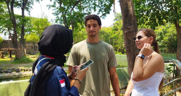 Team Kabar Gema 45 Temui Wisatawan asal Portugal, Turis Internasional Berikan Kesan Positif  Untuk Kebun Binatang Surabaya
