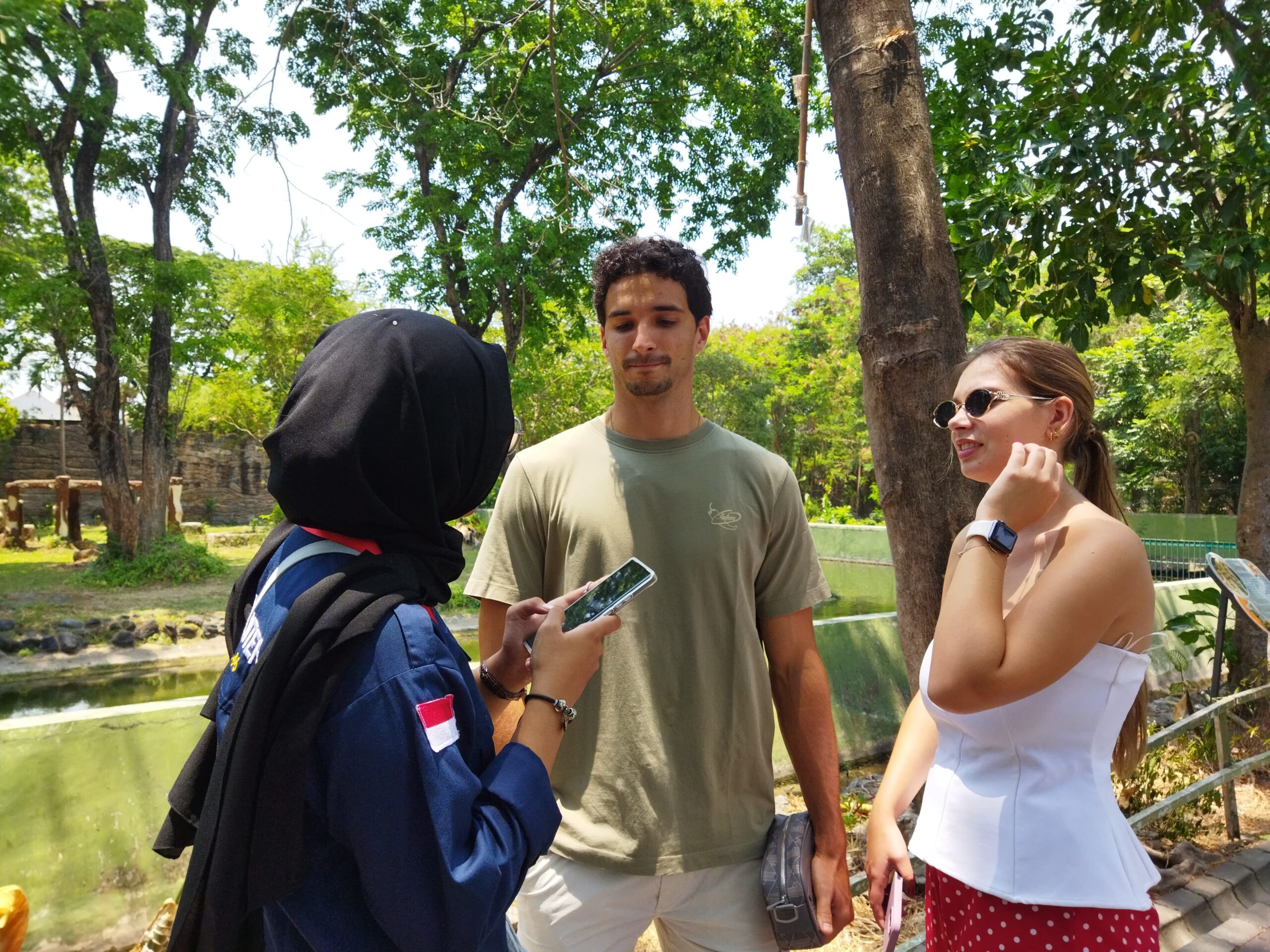 Team Kabar Gema 45 Temui Wisatawan asal Portugal, Turis Internasional Berikan Kesan Positif  Untuk Kebun Binatang Surabaya