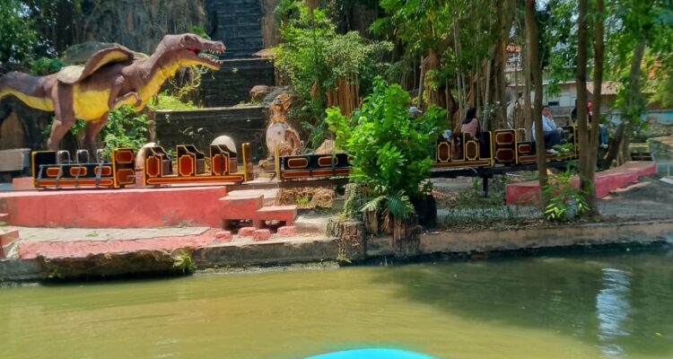 Mengenal sejumlah wahana di kebun binatang Surabaya